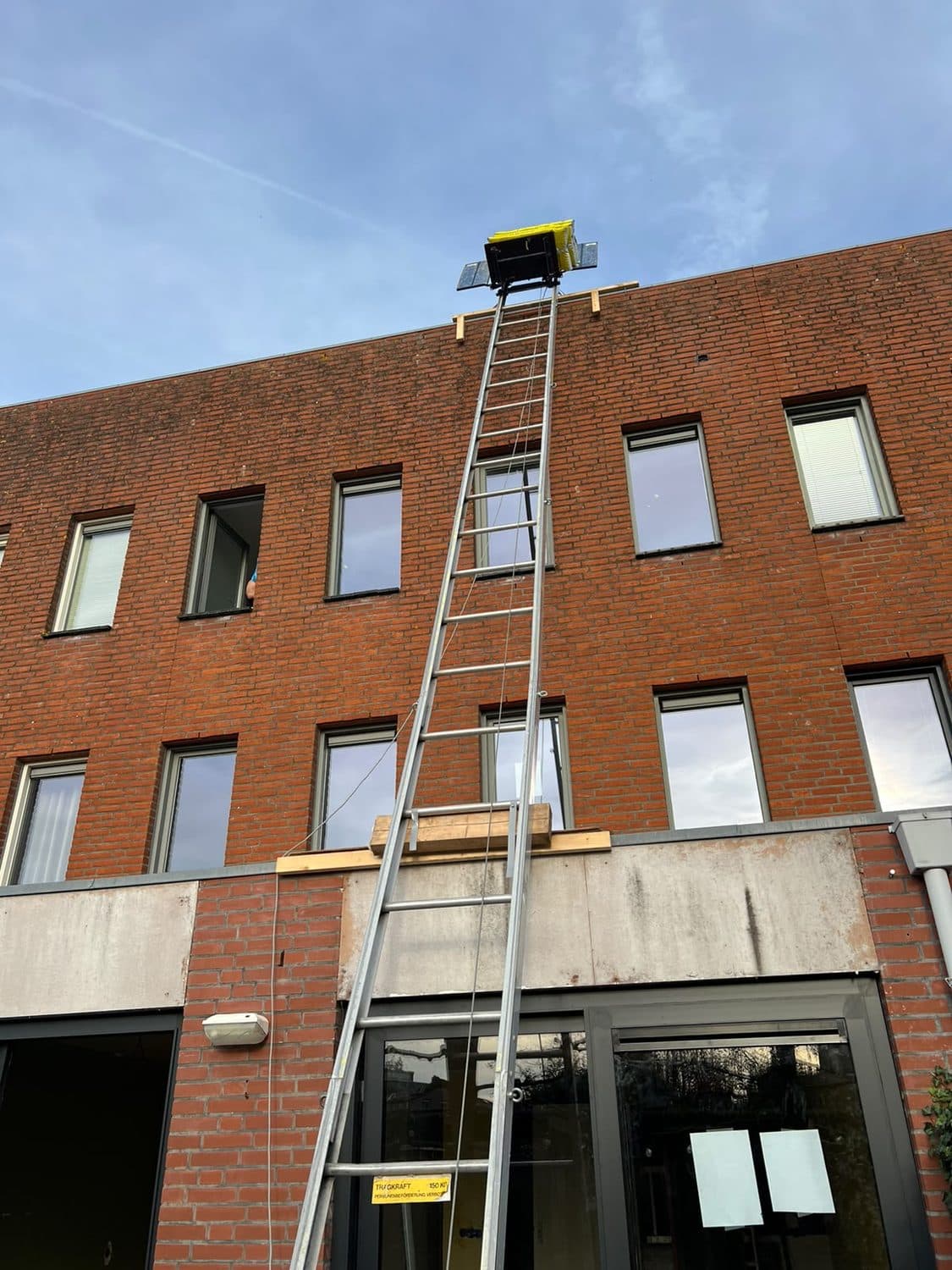 Verhuislift tegen de gevel van een appartementencomplex